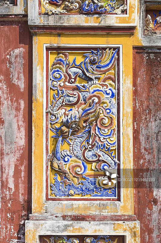 越南顺化皇城显仁门上的绘画与装饰图片素材