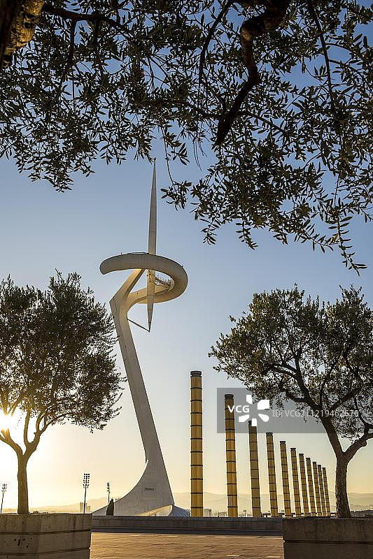 西班牙加泰罗尼亚巴塞罗那蒙特惠奇山的圣地亚哥·卡拉特拉瓦设计的通讯塔图片素材