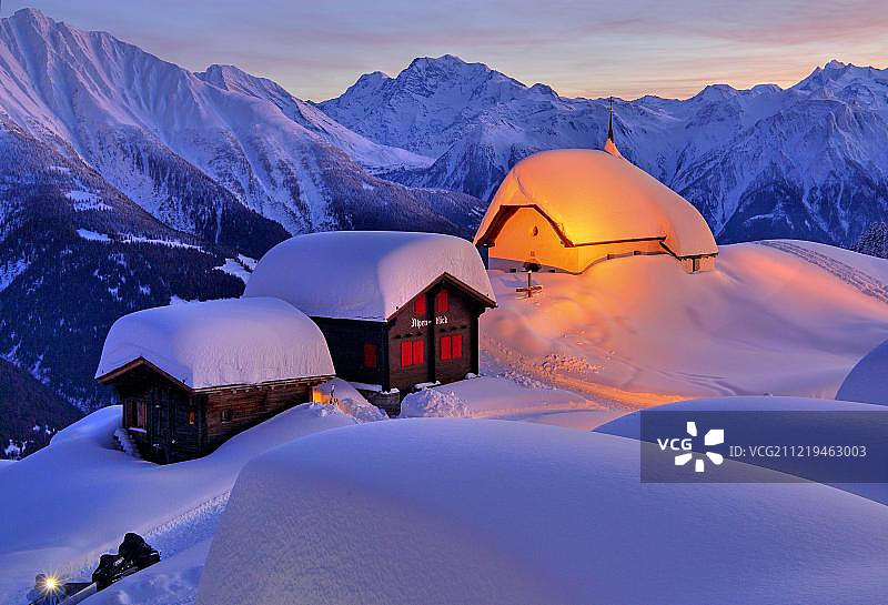 瑞士贝特默阿尔卑：雪中的玛利亚教堂，背景是弗莱奇峰和教堂图片素材