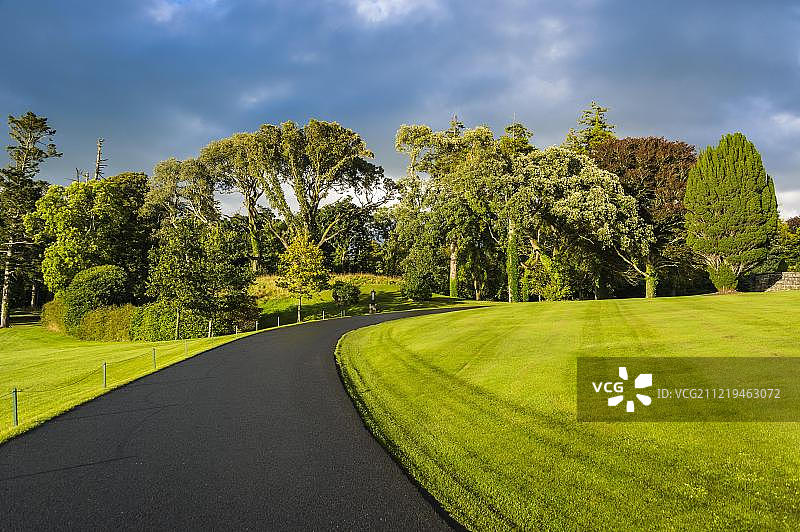 穿过花园的街道，德罗莫兰城堡酒店，克莱尔郡，爱尔兰图片素材