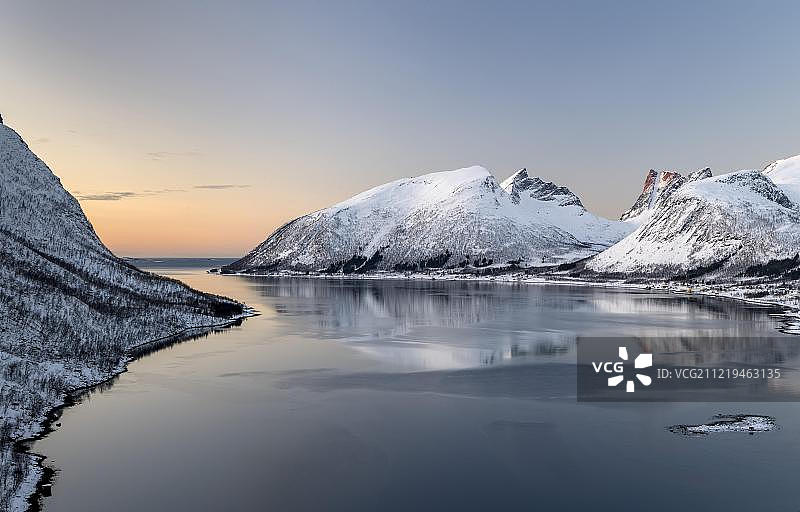 挪威塞尼亚岛黄昏峡湾风光图片素材