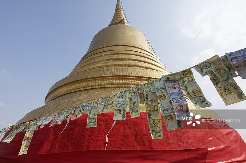 泰国纸币悬挂在金山上，曼谷萨克特寺功德捐赠图片素材