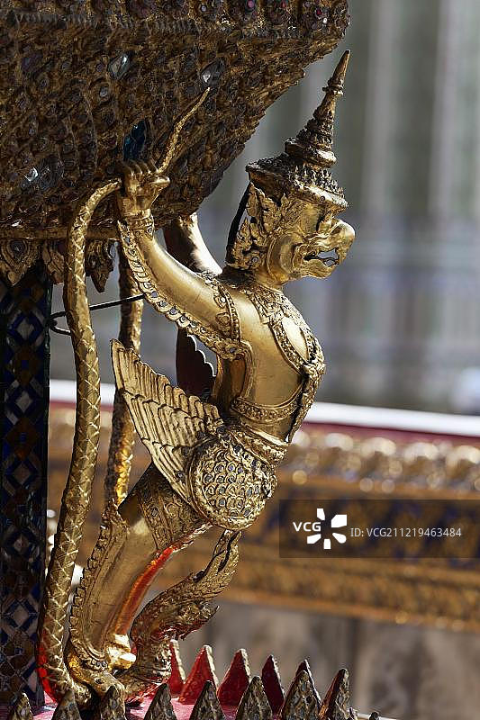 曼谷玉佛寺的金翅鸟与那伽雕像图片素材