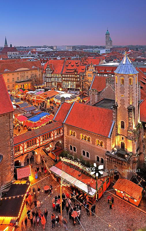 城堡广场上的圣诞市场，位于德国下萨克森州不伦瑞克图片素材