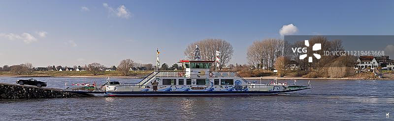 德国北莱茵-威斯特法伦州杜塞尔多夫-凯泽斯韦特和梅尔布施之间的莱茵河上的渡轮图片素材
