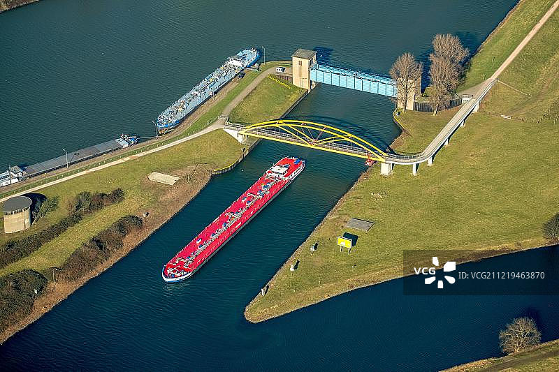 德国北莱茵-威斯特法伦州鲁尔区，鲁尔河与莱茵-黑尔讷运河交汇处货船航拍图片素材