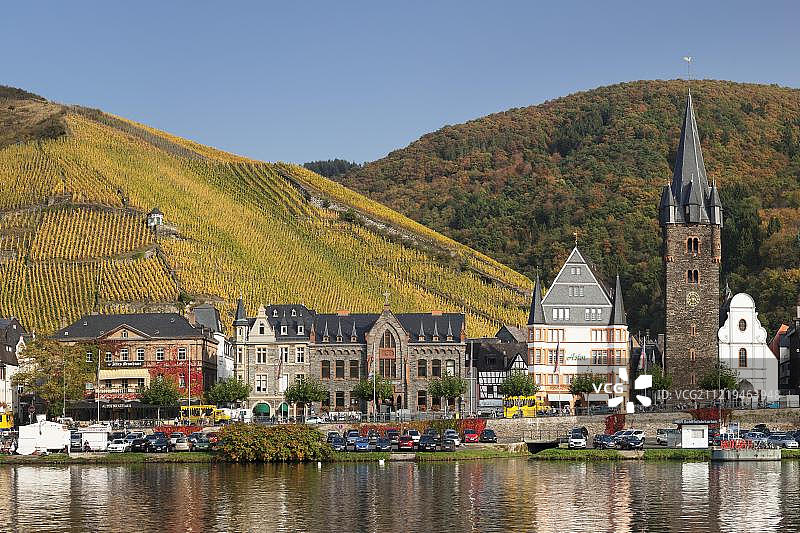 德国伯恩卡斯特尔-屈斯：秋季摩泽尔河畔村庄景色图片素材