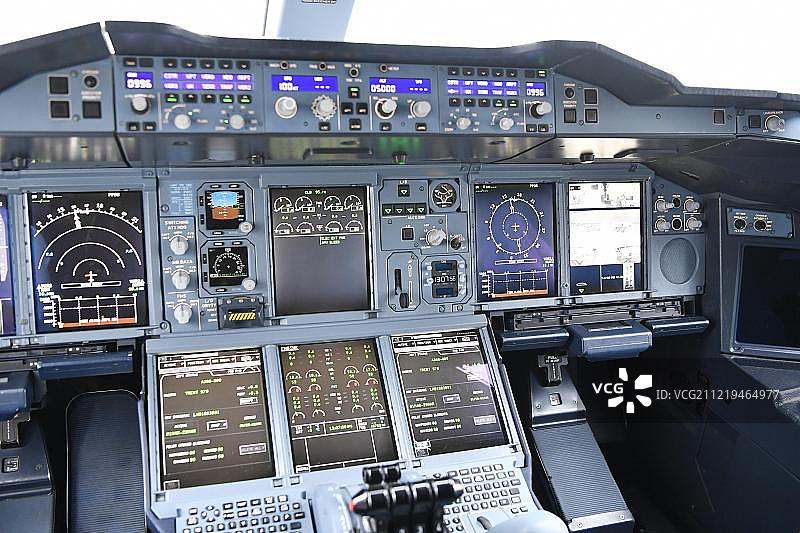 空客A380-800汉莎驾驶舱仪表图片素材
