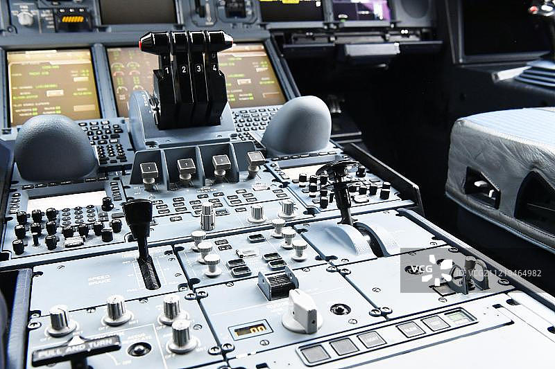 空客A380-800汉莎驾驶舱的推进器和仪表图片素材