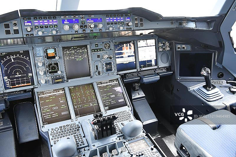 空客A380-800汉莎驾驶舱仪表图片素材