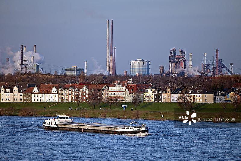 德国杜伊斯堡莱茵河上的货船与蒂森克虏伯工厂图片素材
