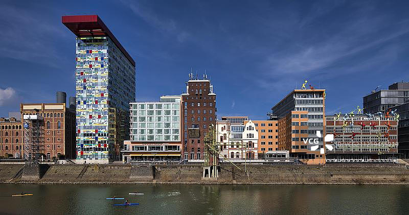 德国杜塞尔多夫色彩大厦天际线图片素材