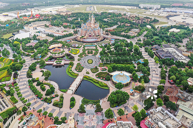航拍的上海迪士尼乐园建筑景观——奇想花园图片素材