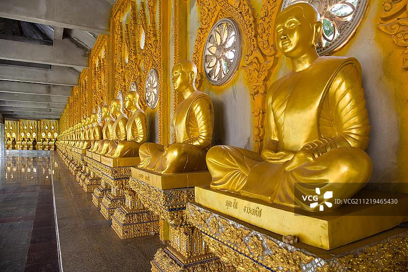 泰国黎逸府帕南约寺的回廊里一排金色佛像图片素材