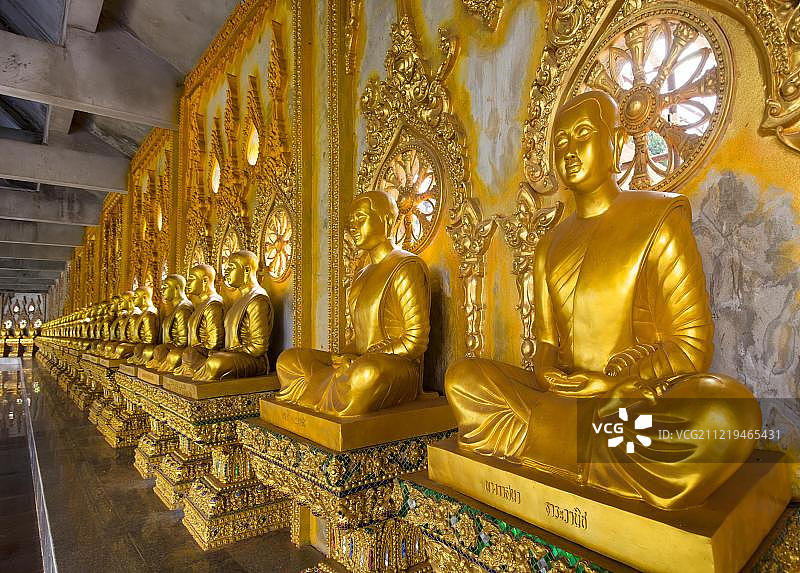 泰国黎逸府帕南约寺的回廊里一排金色佛像图片素材