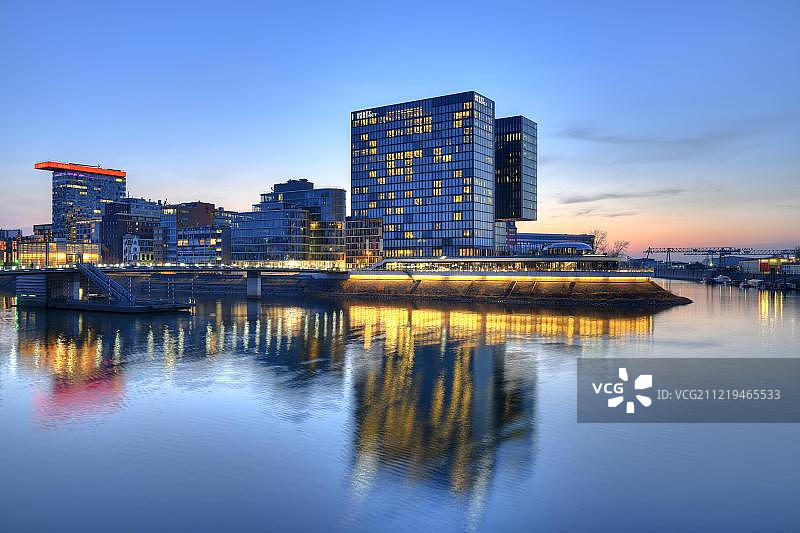 德国杜塞尔多夫媒体港天际线图片素材