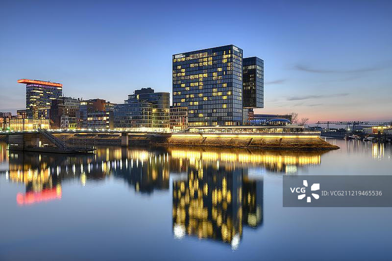 德国杜塞尔多夫媒体港天际线图片素材