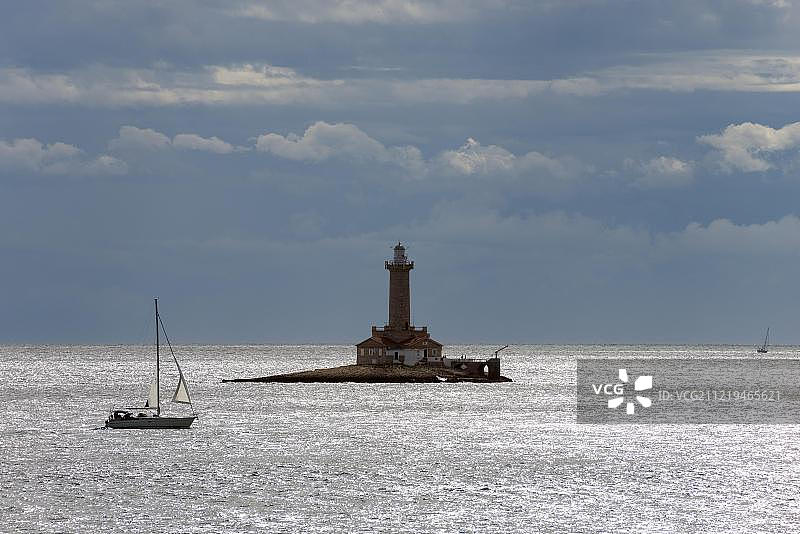 带帆船的灯塔，卡梅尼亚克角，伊斯特拉，克罗地亚，欧洲图片素材