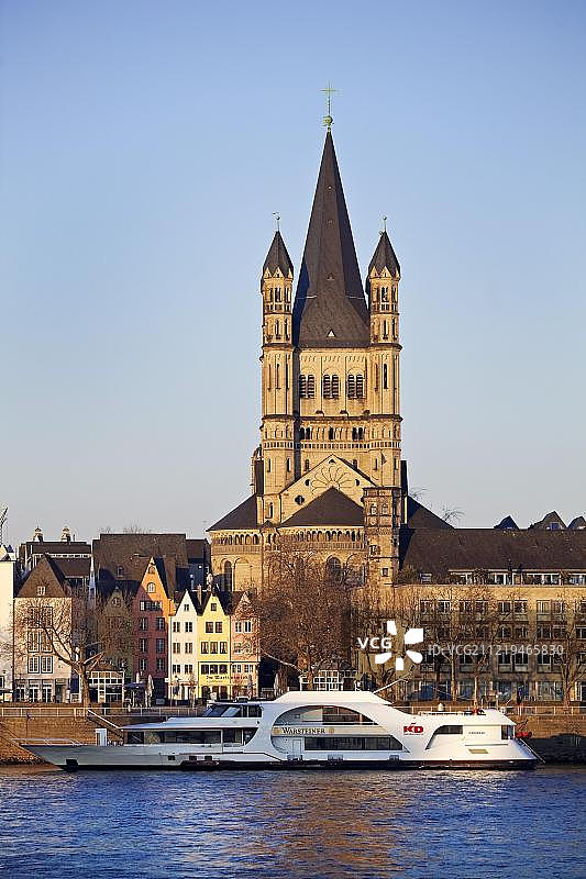 科隆老城区莱茵河畔风光： Groß Sankt Martin教堂与游船，德国北莱茵-威斯特法伦图片素材