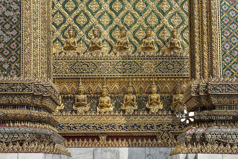 泰国曼谷玉佛寺皇家神殿镀金雕像墙面装饰图片素材