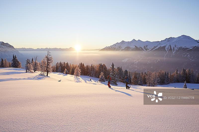 冬季雪鞋徒步：奥地利蒂罗尔州米明Obsteig的西默灵阿尔姆图片素材