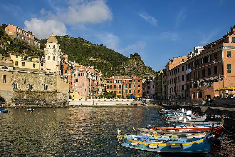 意大利利古里亚韦尔纳扎的彩色房屋渔村海岸风光图片素材