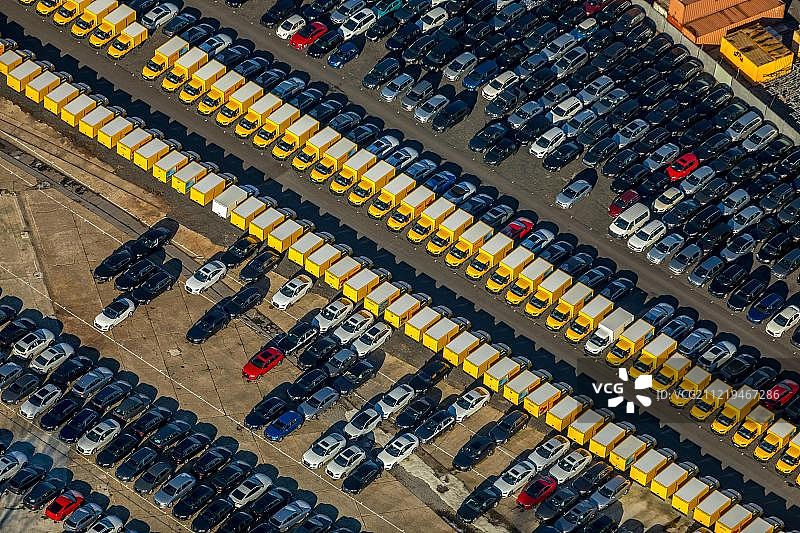 多特蒙德电动汽车停车场航拍：德国邮政StreetScooter图片素材