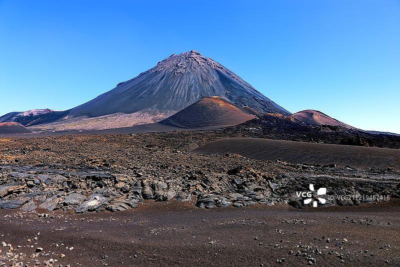 非洲佛得角福戈岛火山景观：福戈火山和皮科佩克诺火山口图片素材