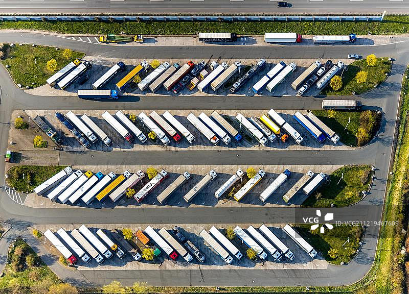 德国北莱茵-威斯特法伦州A2高速公路服务区停车场卡车鸟瞰图片素材
