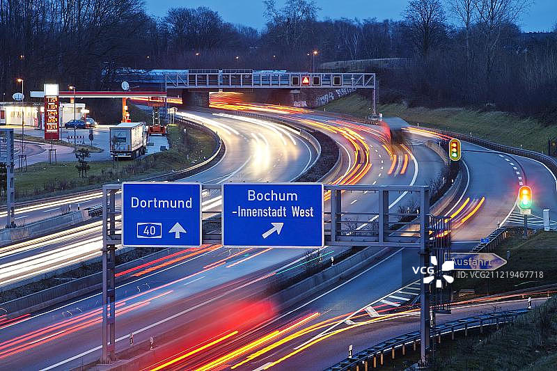 德国北莱茵-威斯特法伦州波鸿A40高速公路夜景图片素材