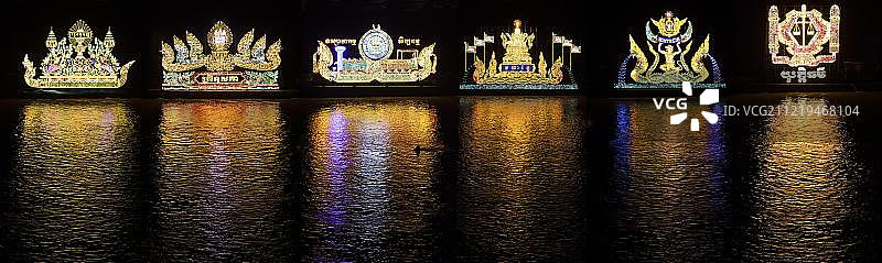 柬埔寨金边东萨河御舟节上的闪耀船只夜景图片素材