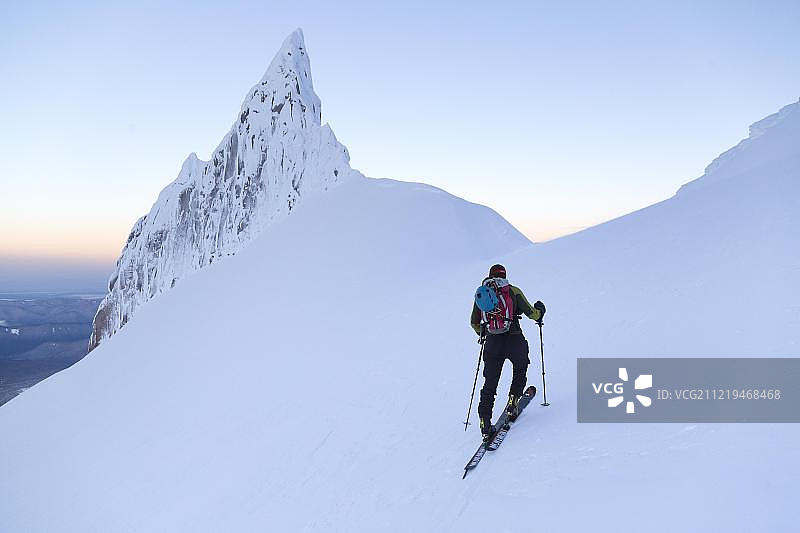 冬季在胡德山攀登的滑雪登山者，美国俄勒冈州图片素材