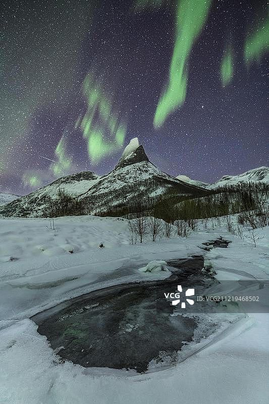 挪威斯泰廷山和冰流上空的北极光图片素材
