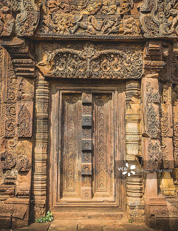 柬埔寨班迭斯雷寺砂岩入口门，曼达帕，湿婆和乌玛在凯拉什山上，罗波那恶魔摇晃其地基，吴哥考古公园，暹粒省，亚洲图片素材