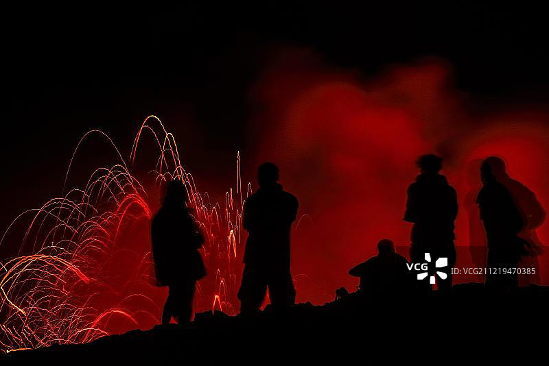 游客在瓦努阿图塔纳岛观赏亚苏尔火山夜间喷发图片素材