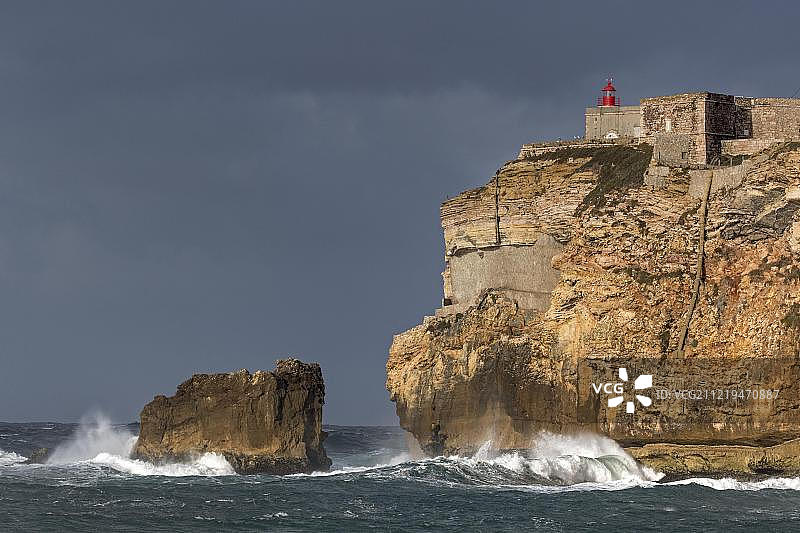 纳扎雷灯塔，巨浪，葡萄牙，欧洲图片素材