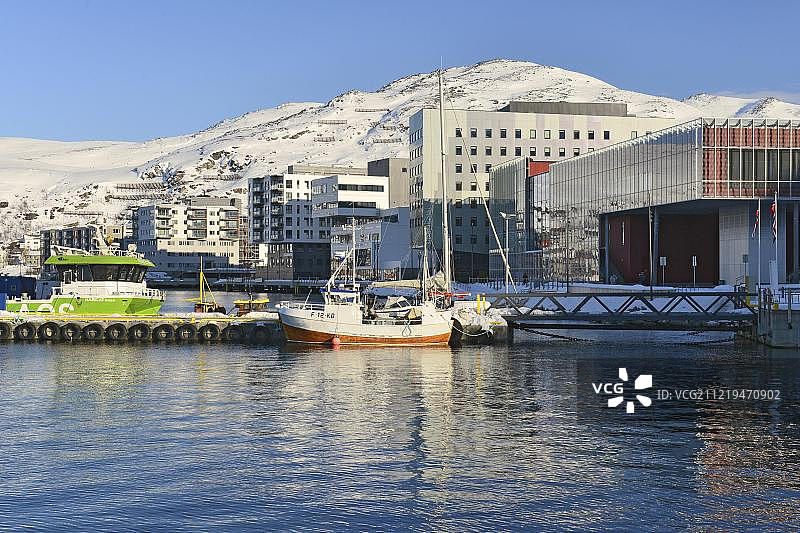 挪威芬马克哈默弗斯特海湾岸边的船只和住宅楼图片素材
