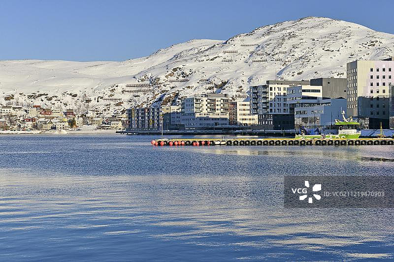 挪威芬马克哈默菲斯特的白色海湾和住宅建筑图片素材