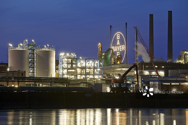 德国北莱茵-威斯特法伦州莱茵河畔的拜耳股份公司图片素材