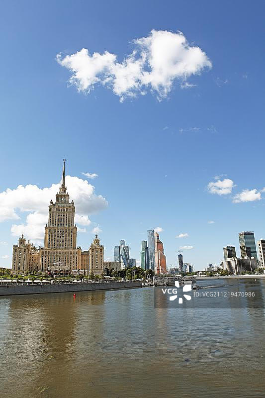 拉迪森酒店（原乌克兰酒店），莫斯科河畔的七姐妹建筑群，背景是莫斯科城，俄罗斯，欧洲图片素材