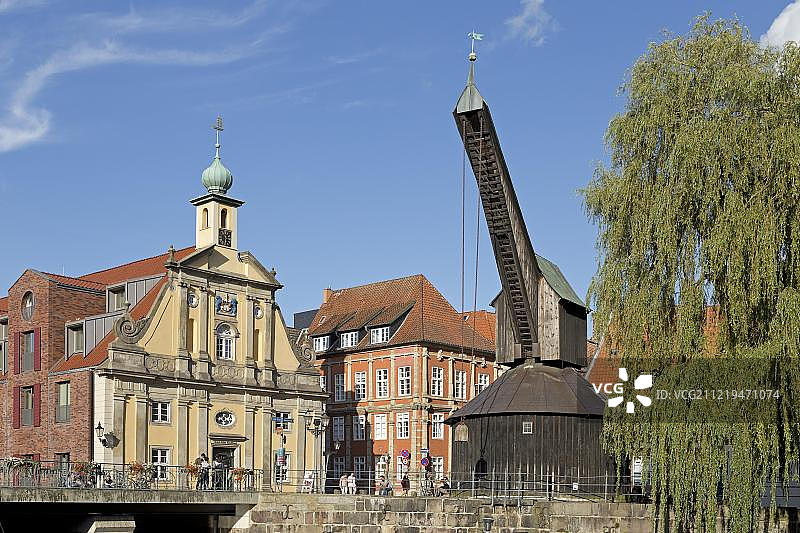 德国下萨克森州吕讷堡的Altes Kaufhaus酒店、旧起重机图片素材