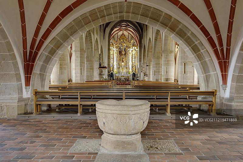 罗马式洗礼池，圣母升天教区教堂，德国巴伐利亚森林图片素材