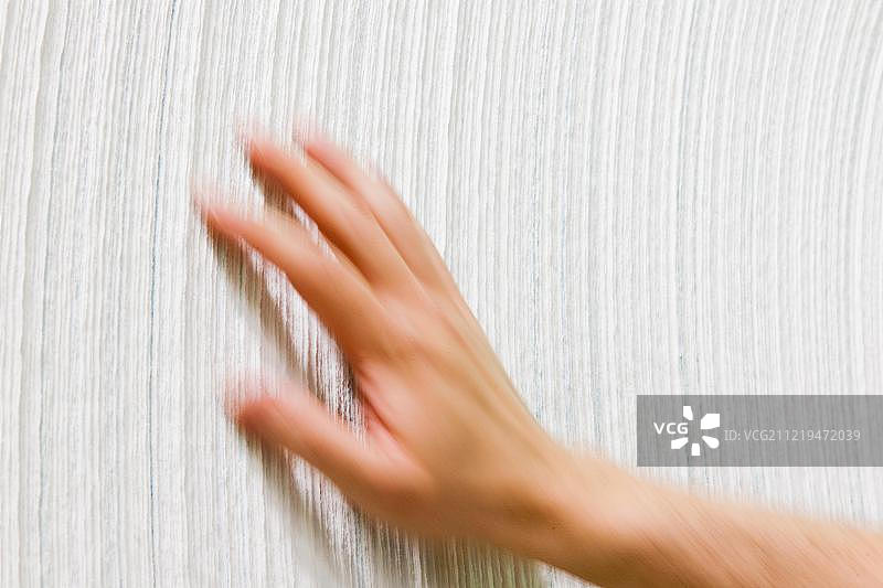 在德国北莱茵-威斯特法伦州贝尔吉施格拉德巴赫用手刷纸卷图片素材