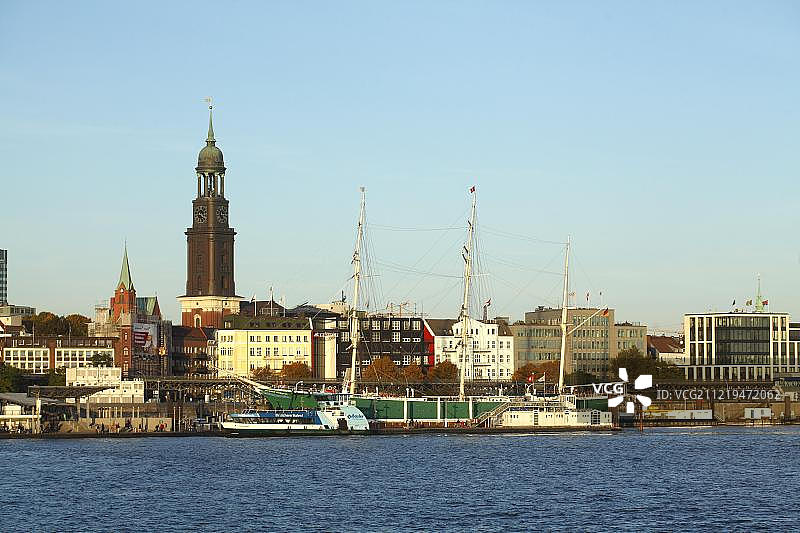 德国汉堡圣米迦勒教堂和博物馆船图片素材