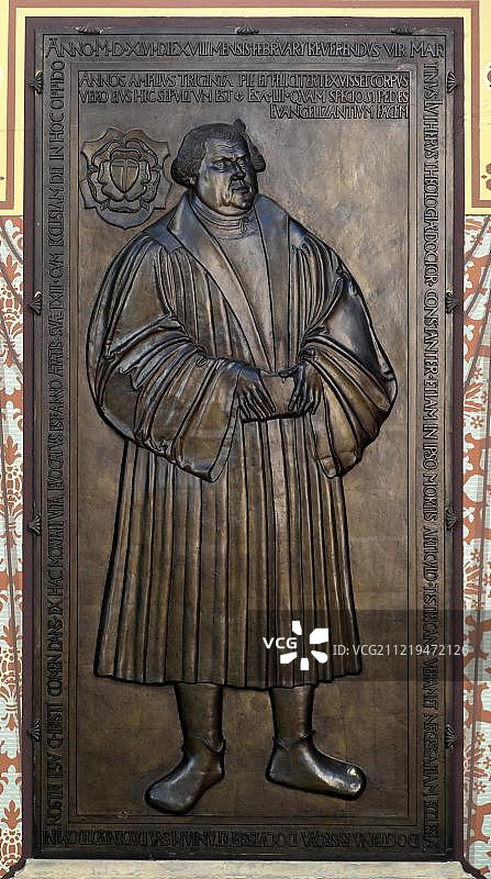 马丁·路德纪念牌匾，位于德国萨克森-安哈尔特州维滕贝格路德城Schlosskirche图片素材