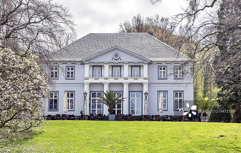 温泉花园中的古典主义城堡德国下萨克森州宁多夫现为咖啡馆图片素材