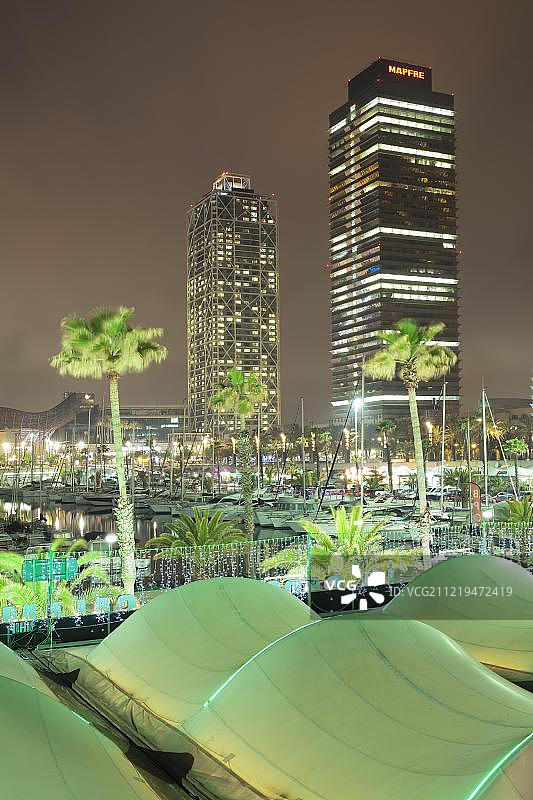 夜晚的马普雷大厦和艺术大厦，西班牙巴塞罗那奥林匹克港图片素材