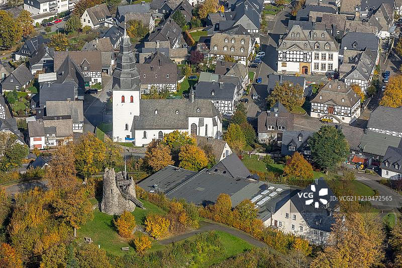 埃弗斯贝格半木结构村庄教堂遗址秋季风光图片素材