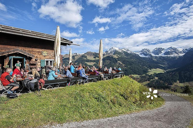 奥地利小瓦尔泽塔尔松纳阿尔卑斯山的阳光露台图片素材