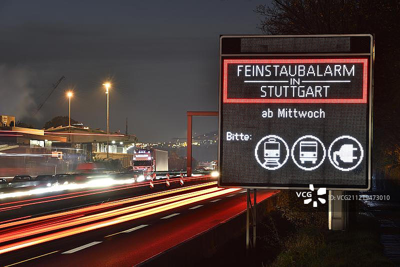 德国斯图加特高速公路上的细颗粒物警报信息标志图片素材